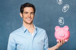 Foto: Mann mit Sparschwein