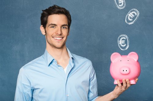 Foto: Mann mit Sparschwein