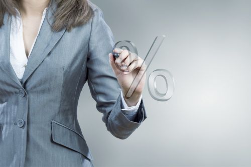 Foto: Frau und Prozentzeichen