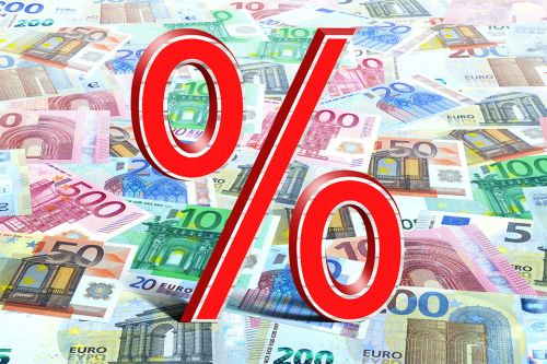 Foto: Bargeld und Prozentzeichen